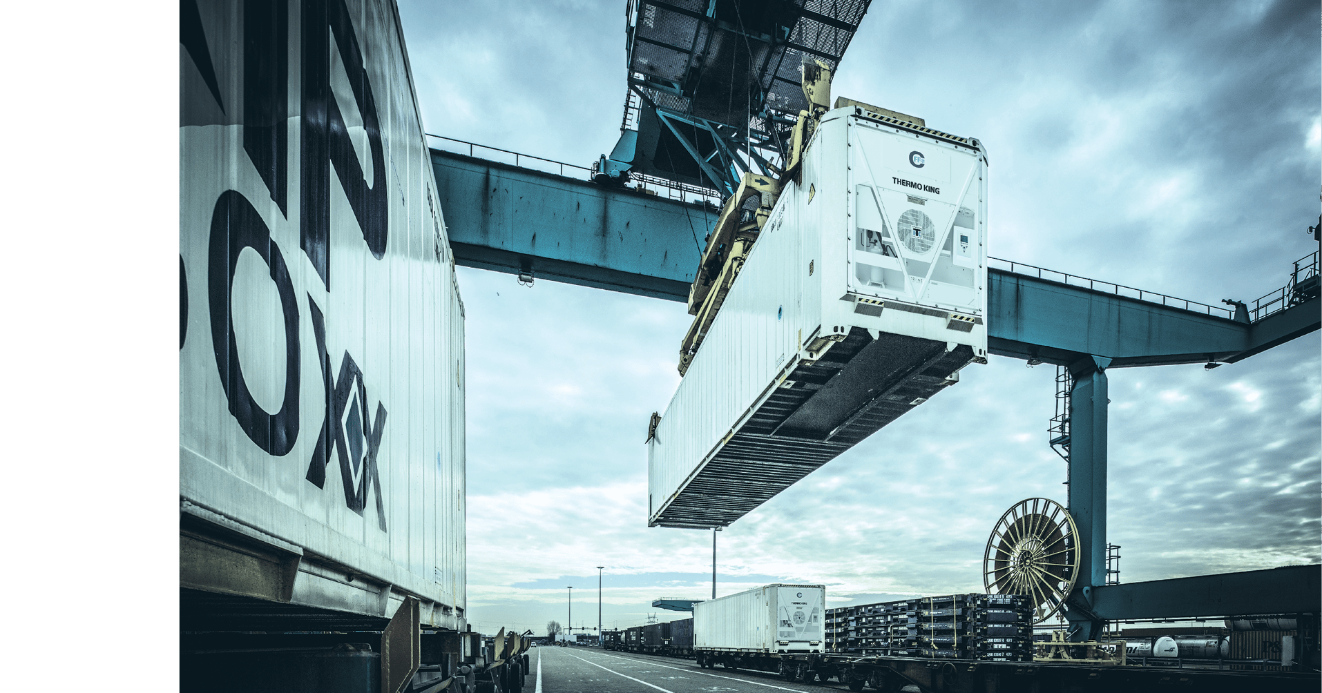 Nederland, Rotterdam, 2014. Reefer containers van Samskip Coolboxx bij containerterminal per spoor, rail, RSC. Foto; Freek van Arkel / Hollandse Hoogte